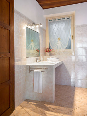 Badezimmer mit Dusche und Fenster