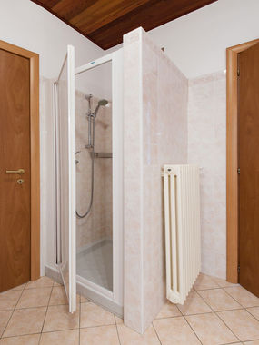 Badezimmer mit Dusche und Fenster
