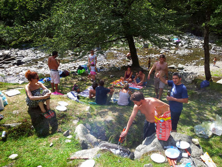 Eine der vielen Grillpl�tze beim Fluss