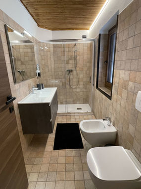 Badezimmer im 1. Schlafzimmer