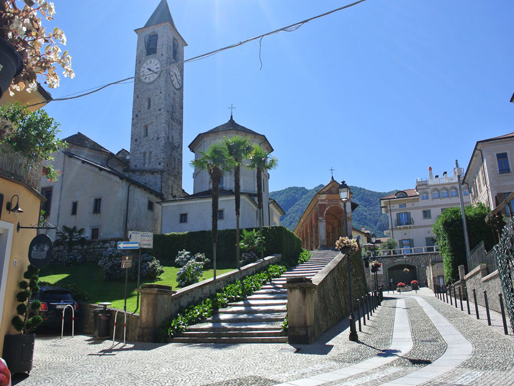 Baveno – Battistero und Kirche im Ortszentrum