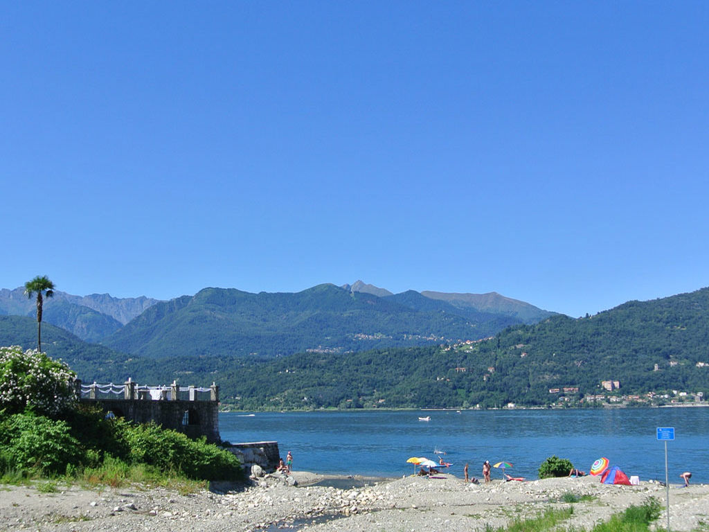 Kiesstrand in Baveno am Lago Maggiore
