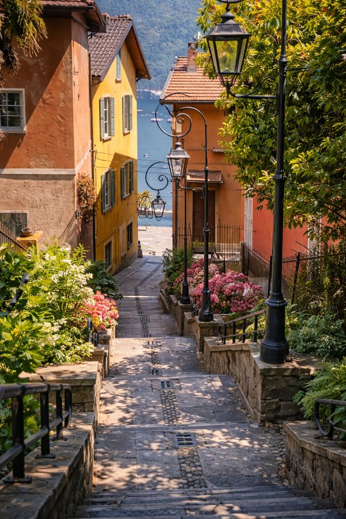 Treppenweg im historischen Zentrum von Cannero