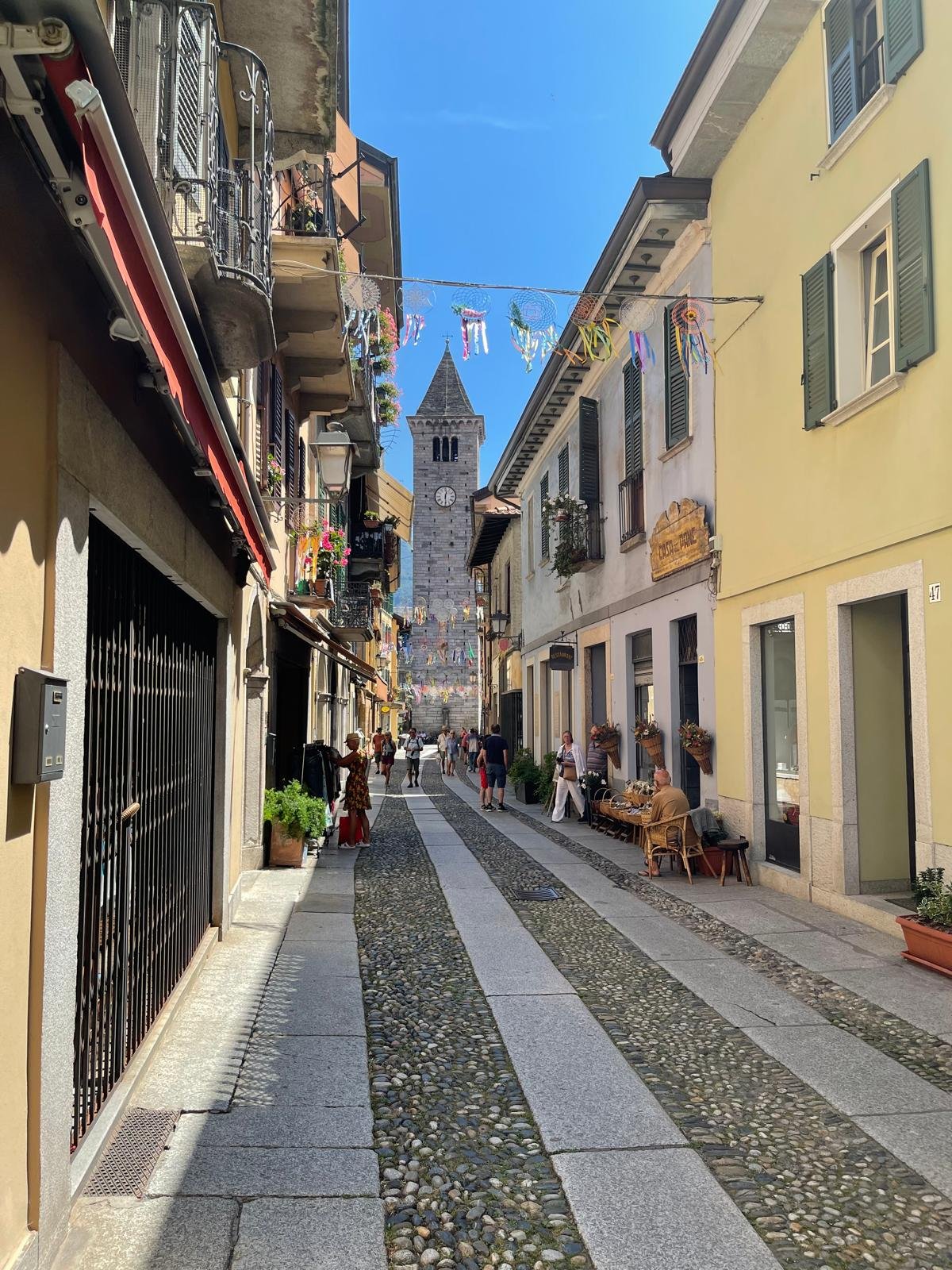 Via Giovanola im historischen Borgo von Cannobio mit Blick auf den Kirchturm