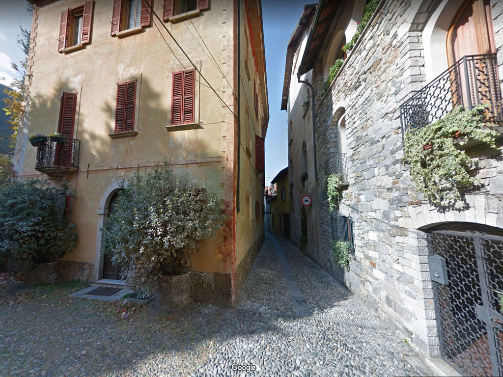 Innenhof mit Natursteinfassaden im historischen Zentrum von Cannobio