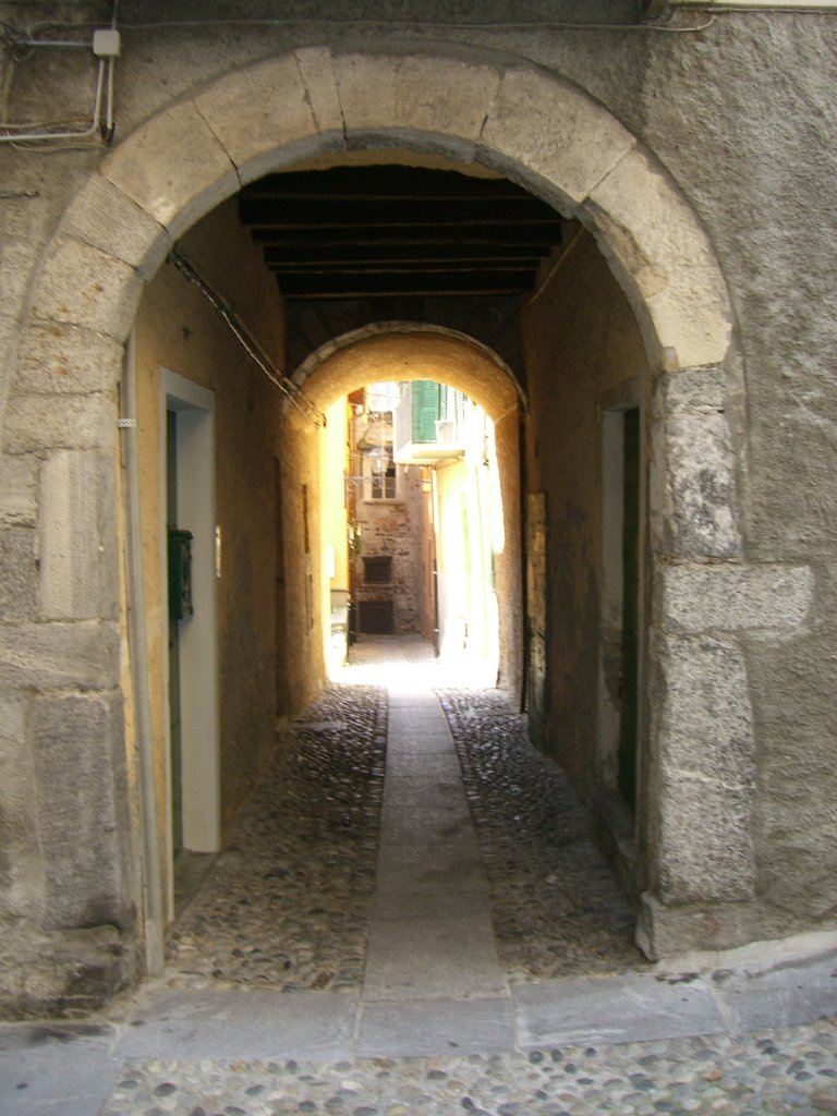 Durchgang in der Altstadt von Cannobio