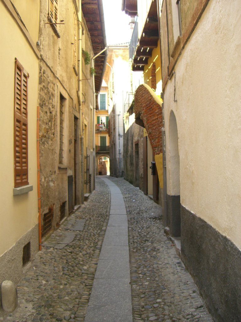 Schmale Altstadtgasse im Borgo von Cannobio