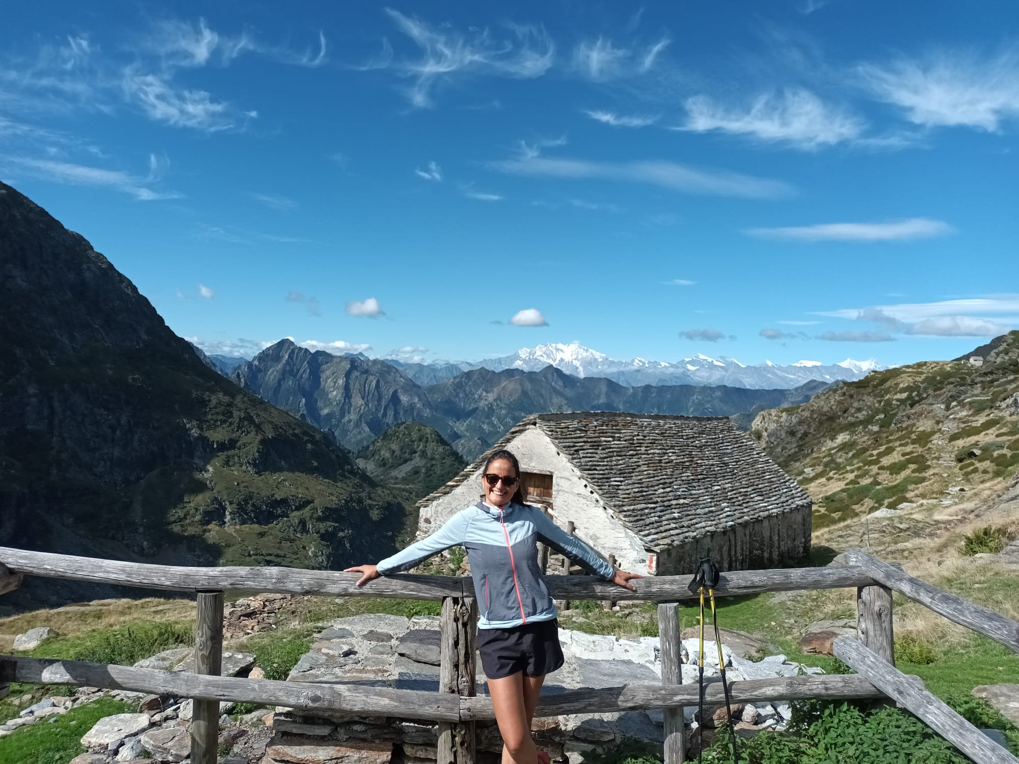 Berghütte mit Alpenpanorama oberhalb des Lago Maggiore