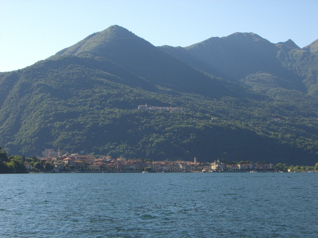 Cannobio am Nordufer des Lago Maggiore mit Altstadt und Bergkulisse