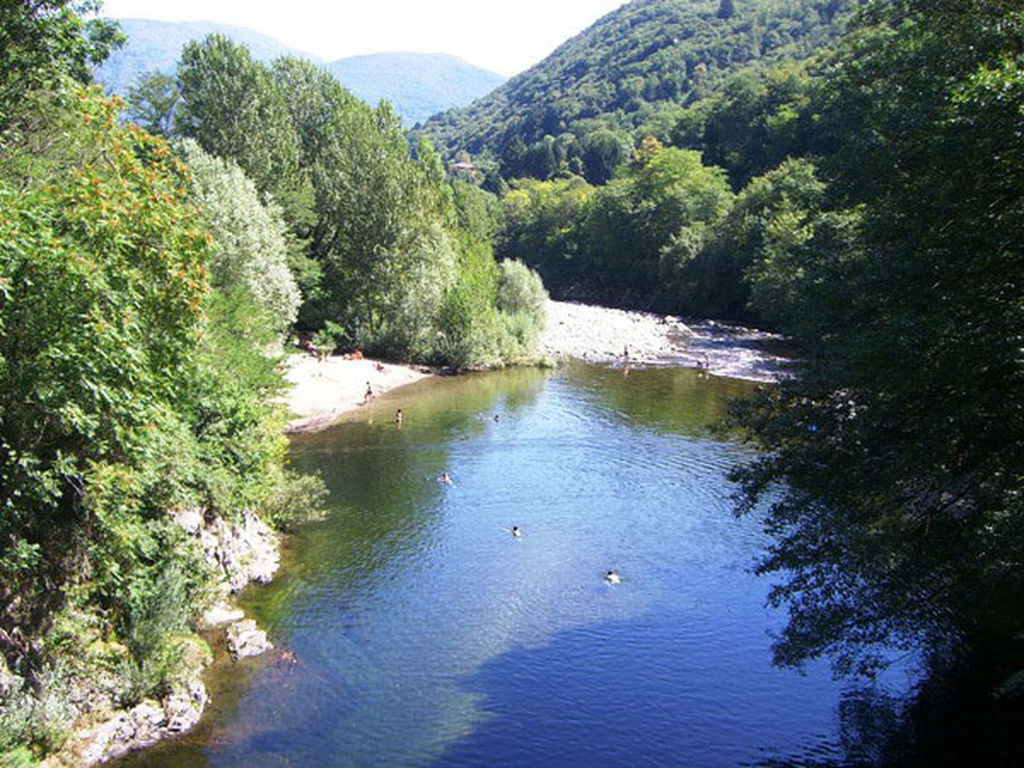 Naturbadestrand am Fluss bei Traffiume