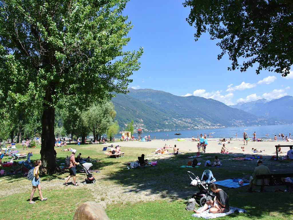 Liegewiese am Lido von Cannobio mit Blick auf den Lago Maggiore