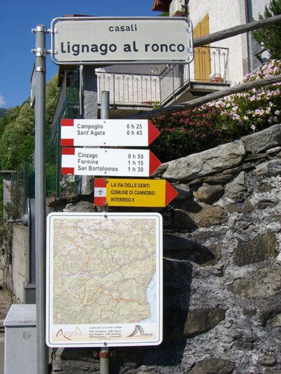Wegweiser für Wanderwege ab Cannobio