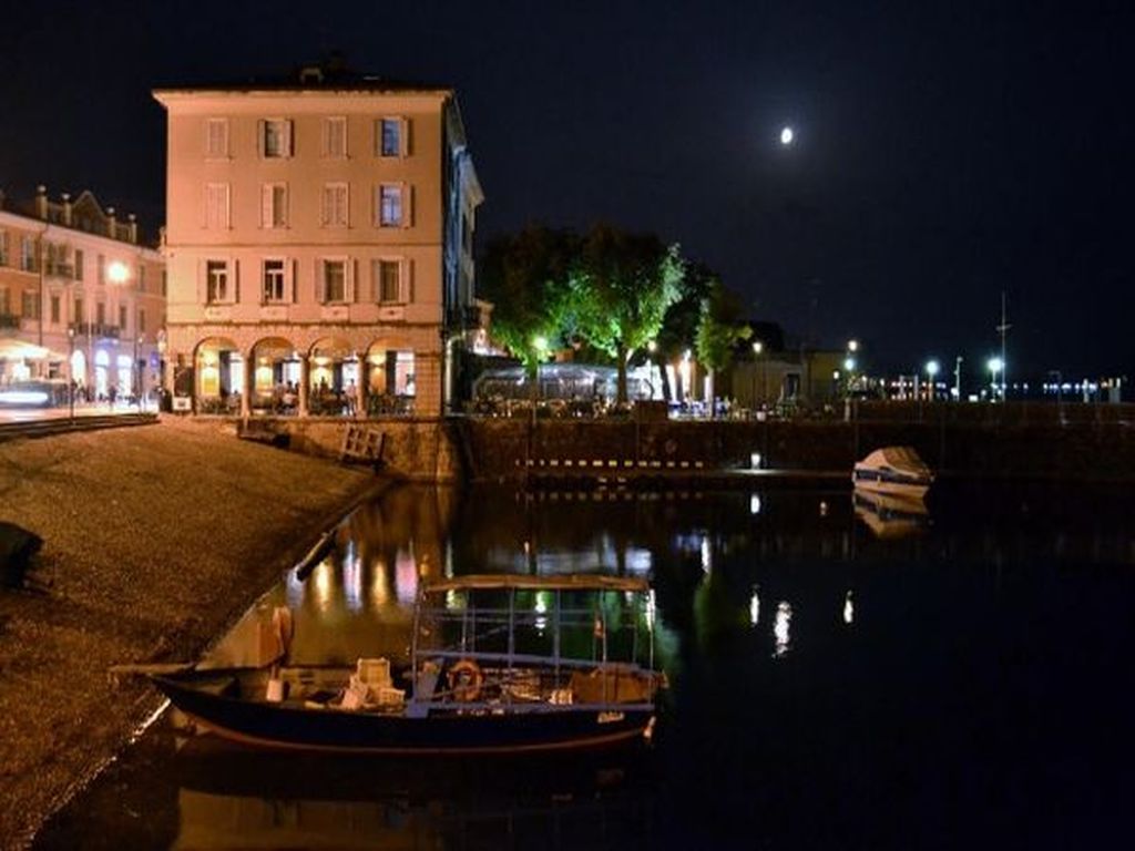 Café Clerici am Hafen bei Nacht