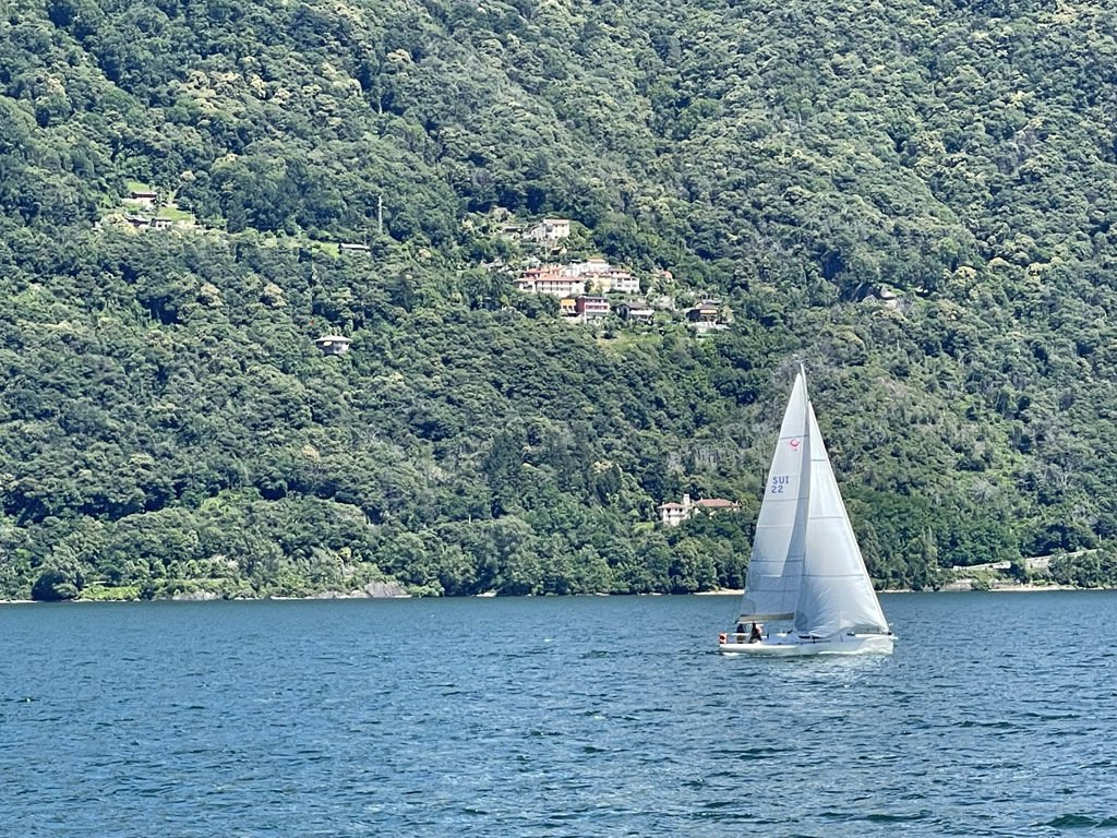 Segelboot auf dem Lago Maggiore bei Maccagno